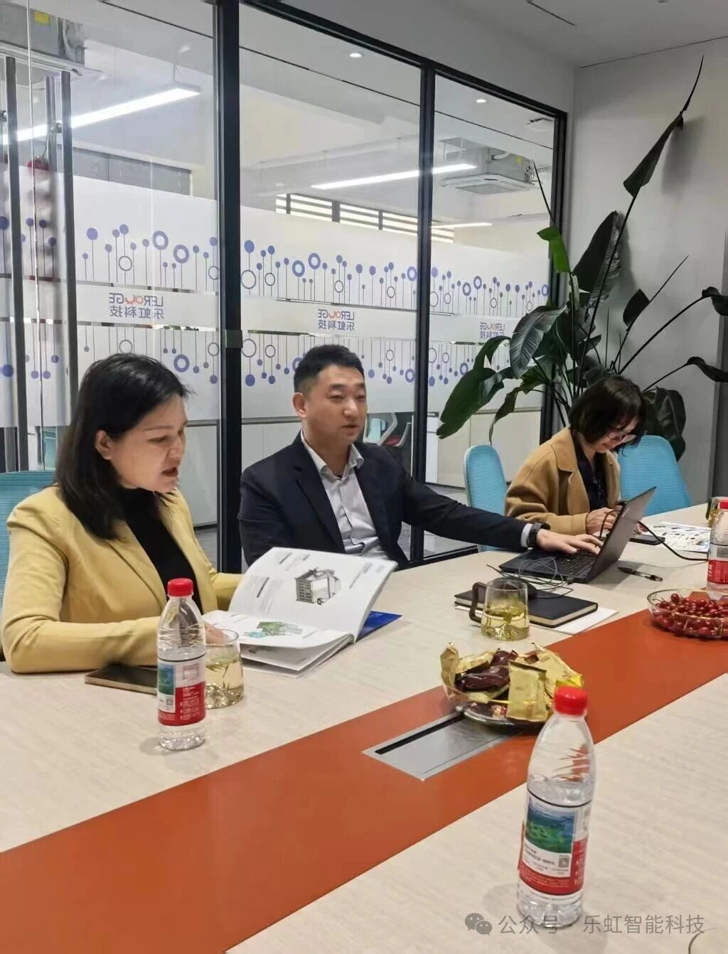 A delegation from the Shanghai Qianjiang Chamber of Commerce visited Lehong for exchanges and discussions on the future of the industry.